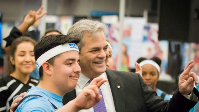 Austin Mayor Steve Adler meeting with students in the SXSW EDU 2018 Learning Expo. Photo by Bob Johnson.